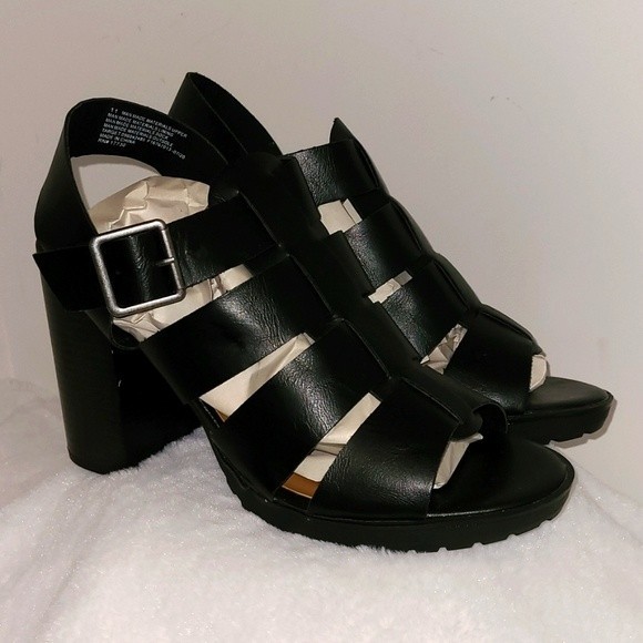 Universal Thread Shoes - Universal Thread Strapped Block Heel Black Sandals Women's Size 11 NWOT